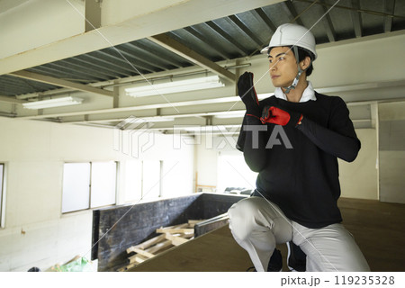 鉄骨を解体する作業員　 　 119235328