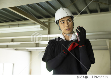 鉄骨を解体する作業員 鉄骨を解体する作業員 119235329