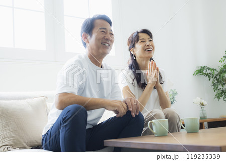 リビングのミドル夫婦　　　　 119235339