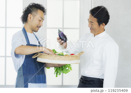 ガッツポーズをするコック 119235409