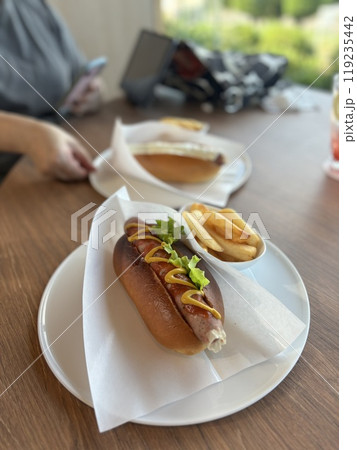 コーヒーとホットドック 119235442