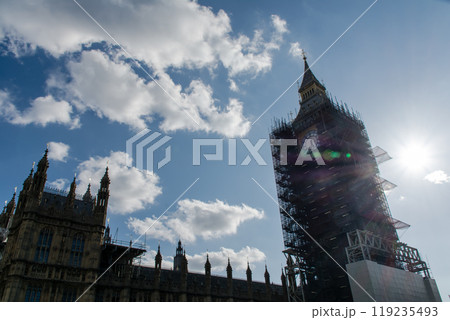 眩しい日差しの下で数多くの足場とセイフティーネットで囲まれた改修工事中のビッグベン ロンドンの街並み 眩しい日差しの下で数多くの足場とセイフティーネットで囲まれた改修工事中のビッグベン ロンドンの街並み 119235493