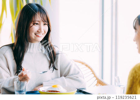 レストランで食事をする女性 119235621