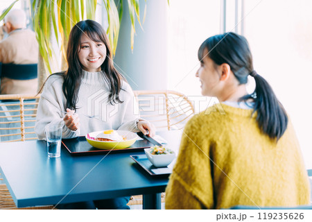 レストランで食事をする女性 レストランで食事をする女性 119235626