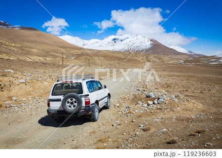 Off-road vehicle at the Pamir highway in Tajikistan 119236603