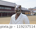 福井県各地で見られる恐竜の像の顔（小浜市 まちの駅にて、背景は旭座） 119237514