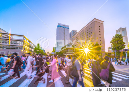 日本の横浜都市景観 10月。外国人観光客らで賑わう横浜…希望の光。右奥は桜木町駅方向…=13日 日本の横浜都市景観 10月。外国人観光客らで賑わう横浜…希望の光。右奥は桜木町駅方向…=13日 119237576