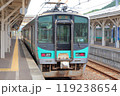 小浜駅1番のりばに停車しているJR小浜線の125系電車（JR西日本） 119238654