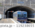 ホームの一部がトンネルである西宮名塩駅を発つJR福知山線（JR宝塚線）の207系電車（JR西日本） 119238655