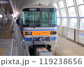 大阪空港駅に停車している大阪モノレール2000系電車 119238656