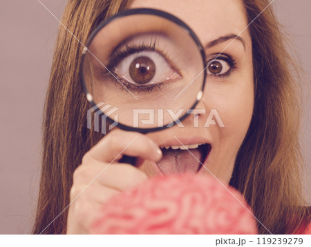 Woman magnifying brain Woman magnifying brain 119239279