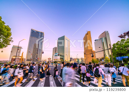 日本の横浜都市景観 10月。外国人観光客らで賑わう桜木町駅前の日本丸交差点。右方向は桜木町駅＝13日 119239800