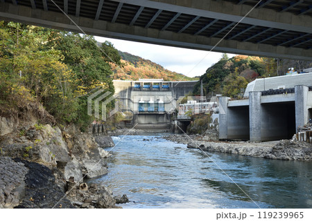 白虹橋の下から見る天ヶ瀬ダムと宇治川 白虹橋の下から見る天ヶ瀬ダムと宇治川 119239965