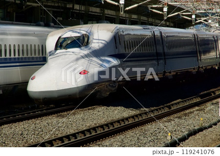 新幹線が米原駅を通過 新幹線が米原駅を通過 119241076