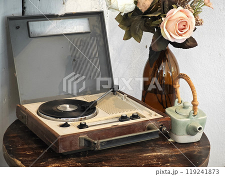 vintage record player on table 119241873