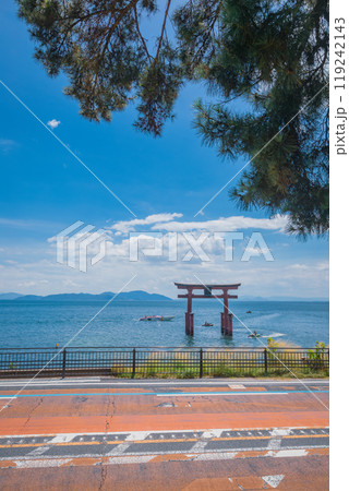 真夏の白鬚神社と琵琶湖の綺麗な空と景色と 119242143