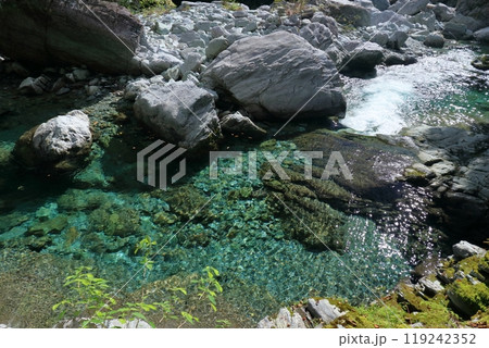 清流安居川を眺める 夏の終わり (高知県 仁淀川町) 清流安居川を眺める 夏の終わり (高知県 仁淀川町) 119242352