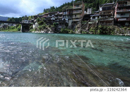 清流土居川を眺める　夏の終わり　（高知県　仁淀川町） 119242364