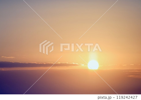 雲からの昇る太陽 朝日 雲からの昇る太陽 朝日 119242427