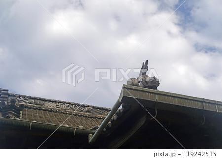 鞆の浦圓福寺本堂屋根の獅子瓦 119242515