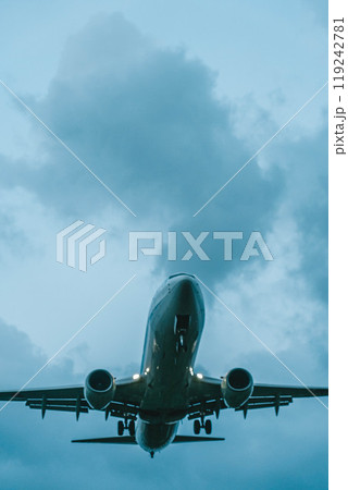 大きな飛行機の下で71 119242781