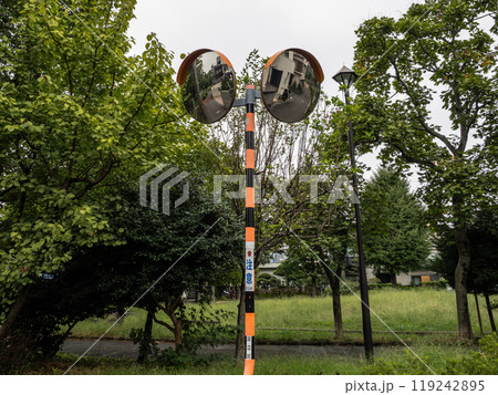 見通しの悪い交差点に設置されたカーブミラー（道路反射鏡） 119242895