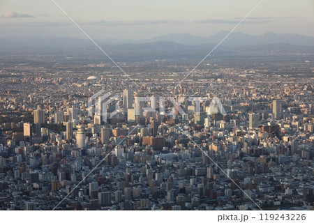 札幌市、藻岩山山頂展望台から見る夜景 119243226