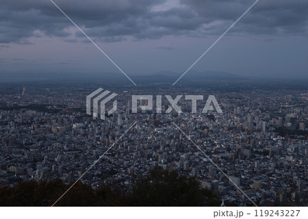 札幌市、藻岩山山頂展望台から見る夜景 札幌市、藻岩山山頂展望台から見る夜景 119243227