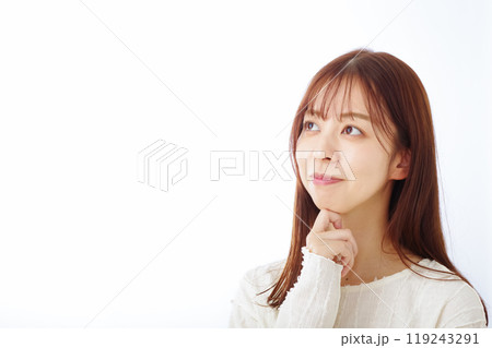 困り顔で考え事をしている若い女性 困り顔で考え事をしている若い女性 119243291