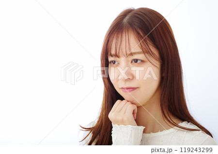 困り顔で考え事をしている若い女性 困り顔で考え事をしている若い女性 119243299