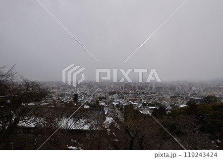 雪の京都市内 119243424