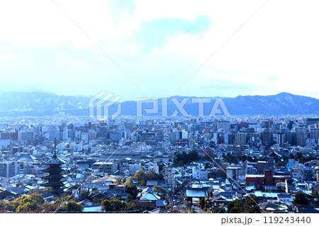 雪の京都市内 119243440