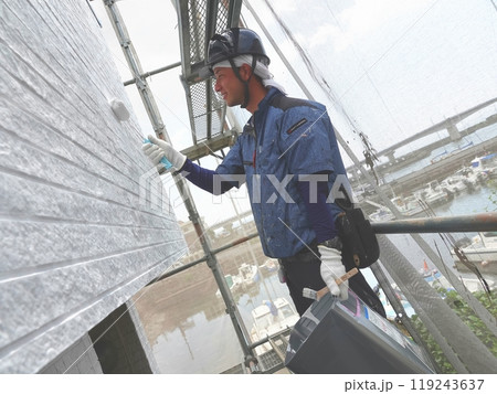 住宅塗装80壁面外壁塗装ローラー塗り 119243637