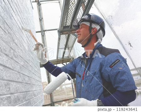 住宅塗装83壁面外壁塗装ローラー塗り 119243641