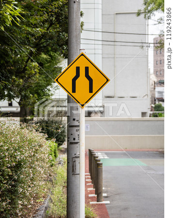 道路標識 警戒標識 212「幅員減少」 道路標識 警戒標識 212「幅員減少」 119243866