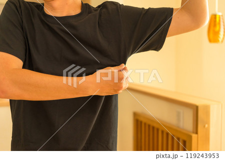 40代男性の脇汗 119243953