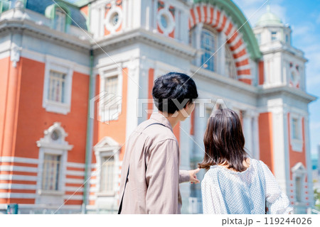大阪観光をする若いカップル 119244026