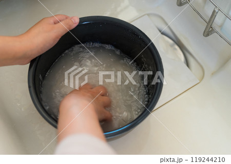 炊飯器の内釜でお米を研ぐ 炊飯器の内釜でお米を研ぐ 119244210