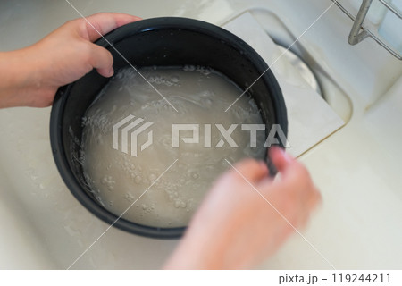 炊飯器の内釜でお米を研ぐ 119244211