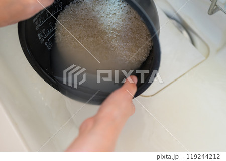 炊飯器の内釜でお米を研ぐ 炊飯器の内釜でお米を研ぐ 119244212