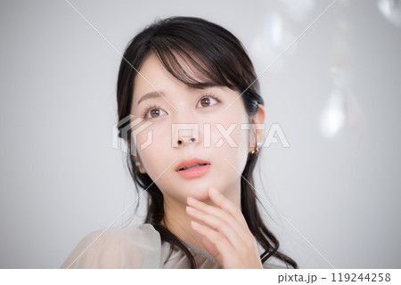 肌のスキンケアを気にする若い女性 119244258