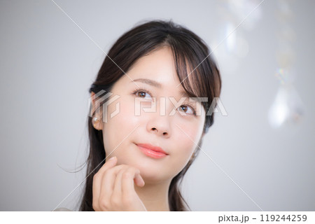 肌のスキンケアを気にする若い女性 肌のスキンケアを気にする若い女性 119244259