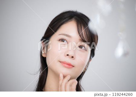 肌のスキンケアを気にする若い女性 119244260