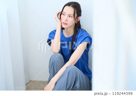 床に座る女性 119244399
