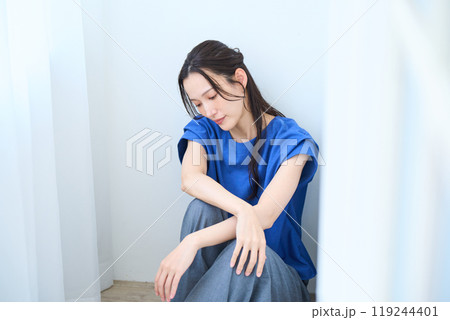 床に座る女性 119244401