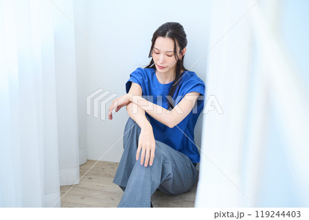 床に座る女性 119244403