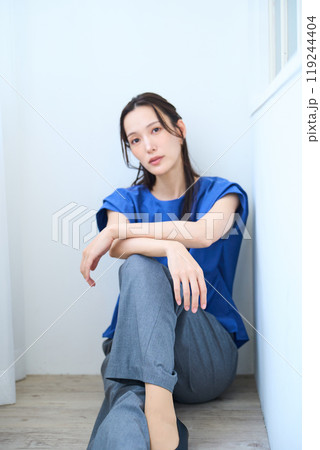 床に座る女性 119244404