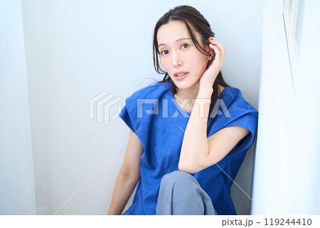 床に座る女性 119244410