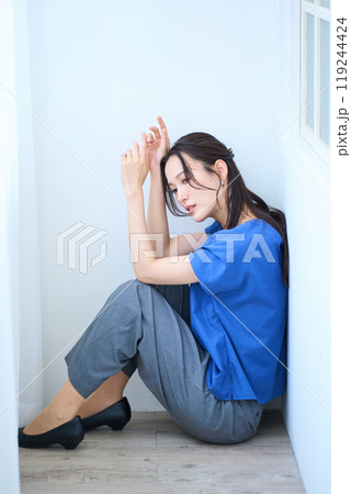 床に座る女性 119244424