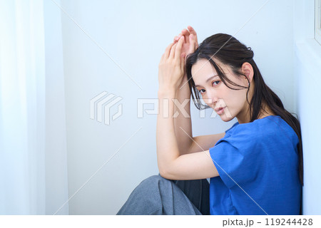 床に座る女性 119244428